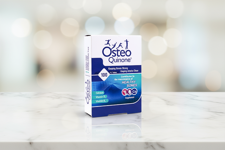 بسته بندی قرص استئوکینون روی سطح مرمر سفید برای نمایش کیفیت محصول